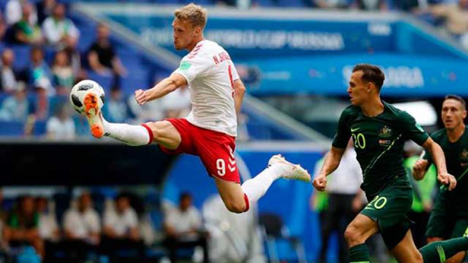 Dinamarca empató con Australia con el VAR como protagonista.