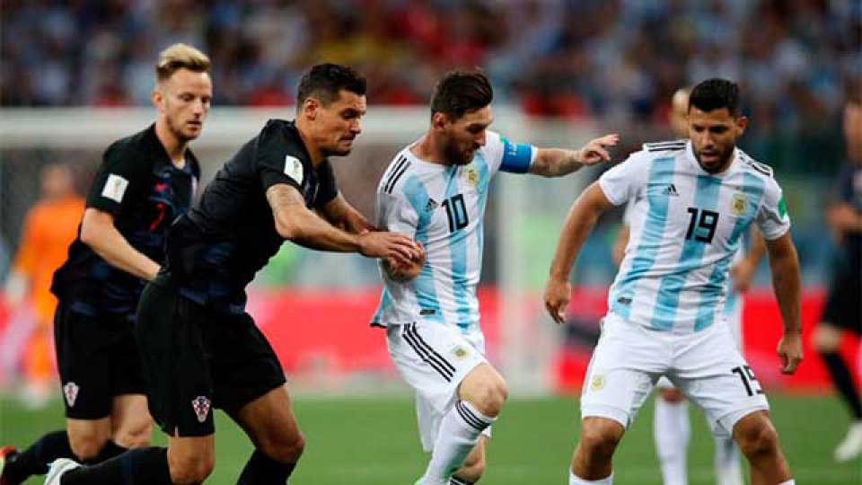 Argentina perdió por goleada y quedó al borde del adiós.