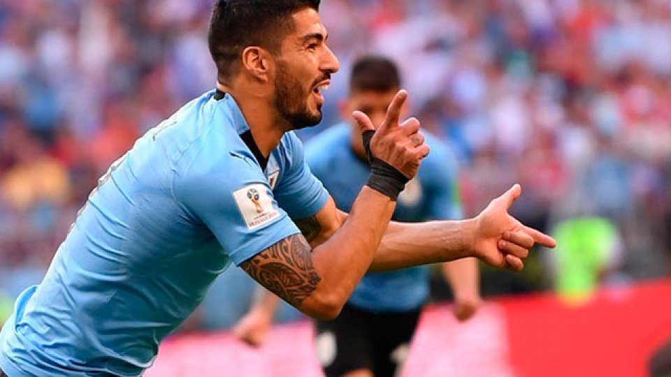 Uruguay le ganó a Rusia 3 a 0 y se quedó con su grupo.