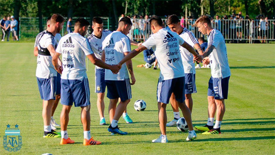 Enzo Pérez se entrenó aparte, pero Argentina repetiría el equipo ante Francia.