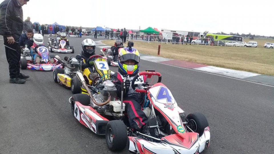 Los kartings bridaron un gran espectaculo en el autódromo Ciudad de Paraná.