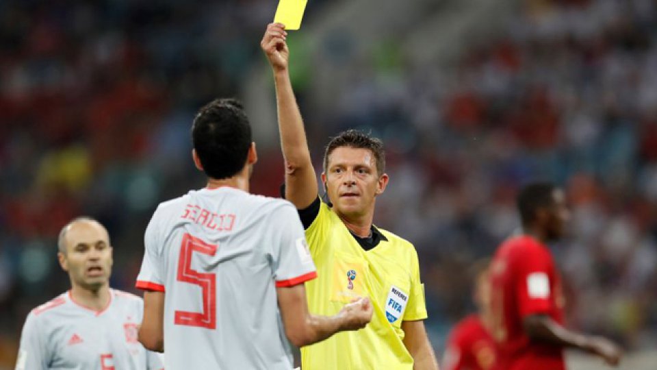 Sergio Busquets fue el único jugador español que vió una tarjeta amarilla.