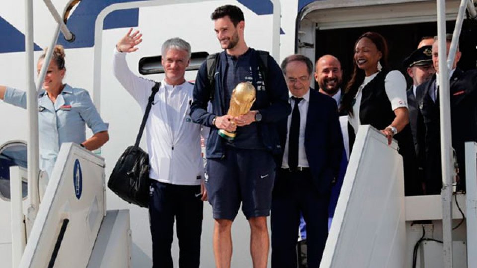 El campeón del mundo llegó a París.