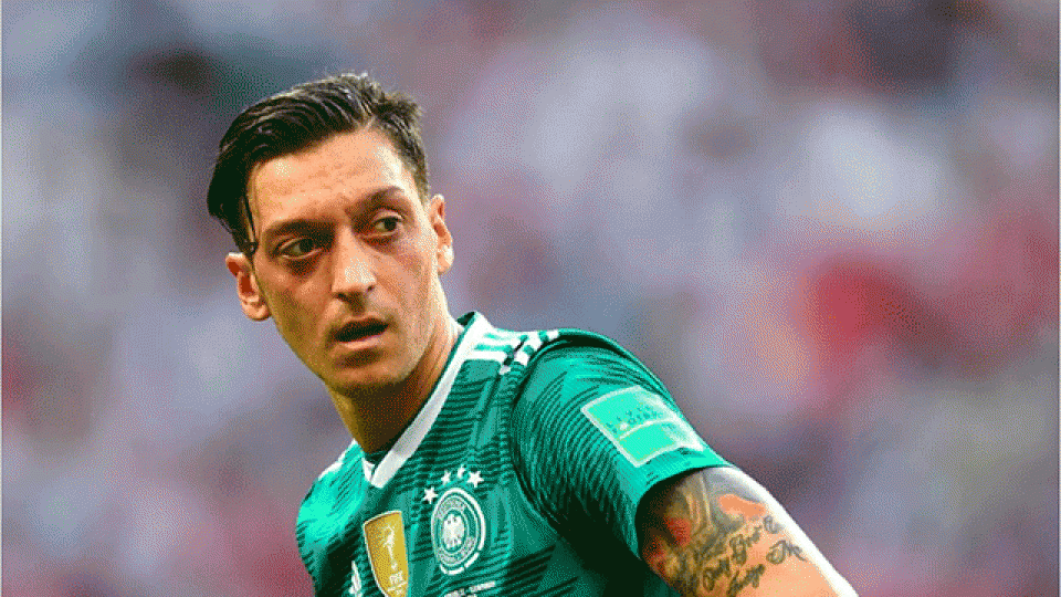 Mesut Özil denunció "racismo" y renunció a la selección.