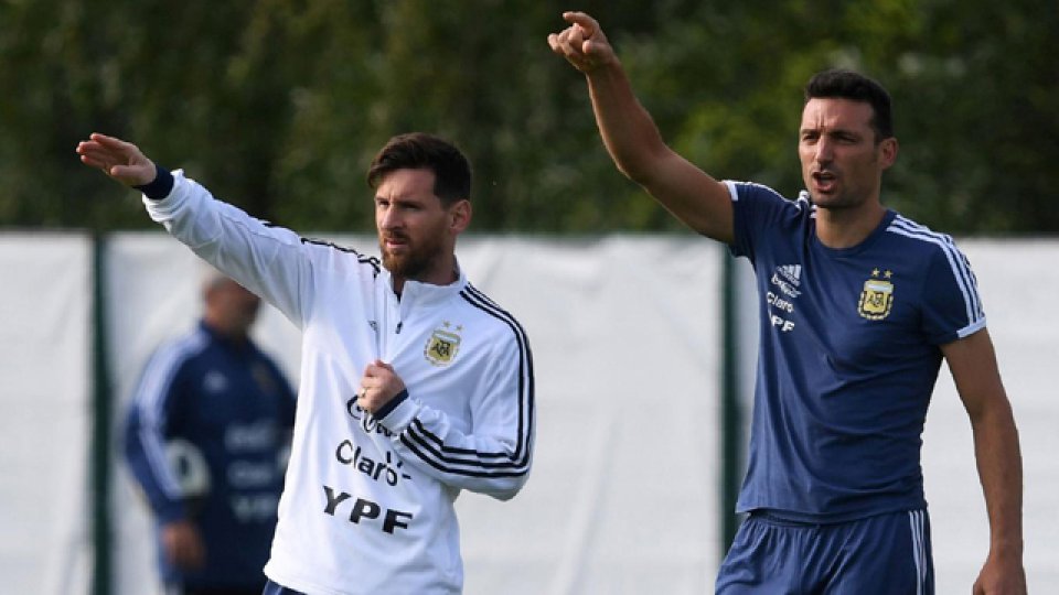 Messi y Scaloni se reunieron para definir la situación del 10.