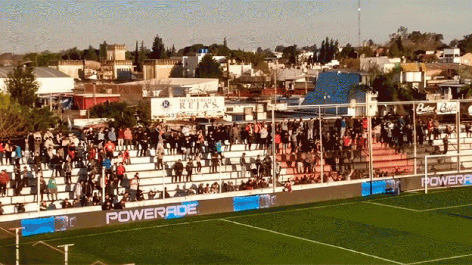 Los hinchas de Colón en el Grella. (Crédito: @amhernandez075)