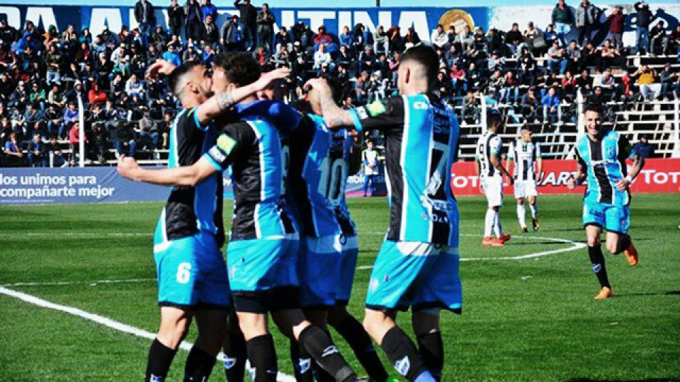 El Tricolor derrotó a Cipolletti y se clasificó a los octavos de final.