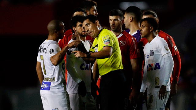 En Independiente consultaron a Conmebol por la mala inclusión de Carlos Sánchez.