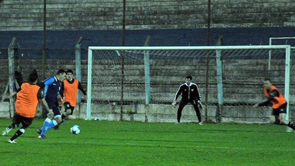 El Lobo continúa con su preparación y derrotó al Cave en su estadio.