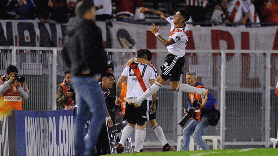River vapuleó a Racing y está en cuartos.