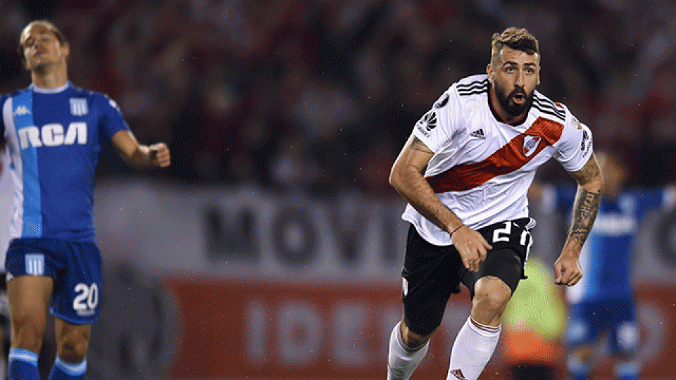 River vapuleó a Racing y está en cuartos.