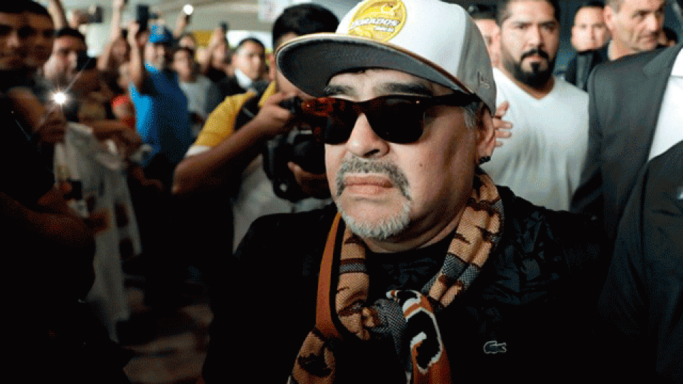 Locura en la llegada de Diego Maradona a México.
