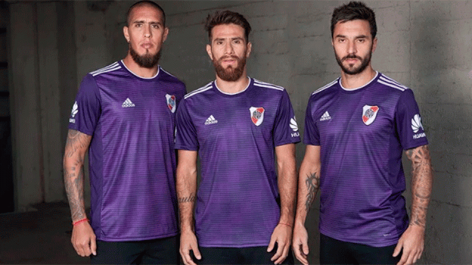 River presentó su nueva camiseta alternativa. River presentó su nueva camiseta alternativa.