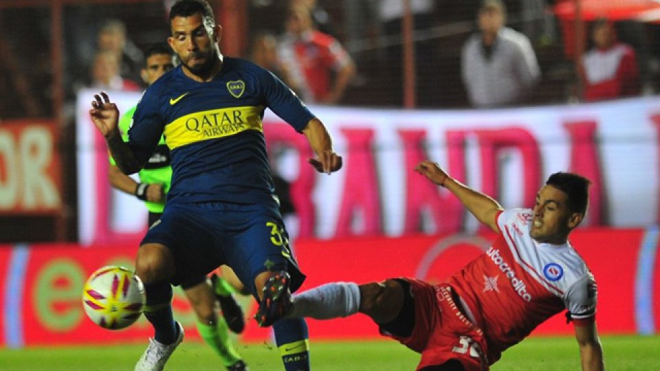 Los hinchas del Bicho recibieron con silbidos a Carlitos Tevez.