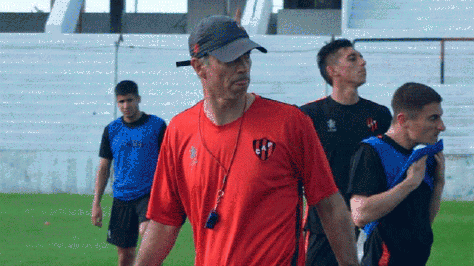 Martín De León comenzó su interinato como entrenador de Patronato. Martín De León comenzó su interinato como entrenador de Patronato.