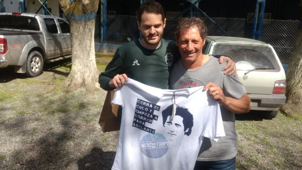 Troglio con el hincha del Lobo que le llevó la remera con su reto a Tijanovich.