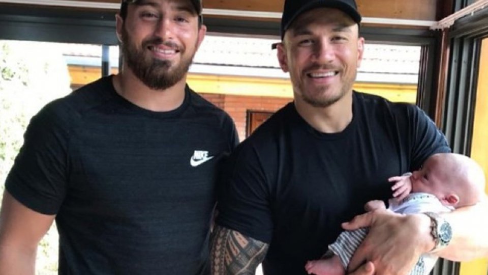 Sonny Bill Williams con Bautista, hijo de Ortega Desio, en brazos.