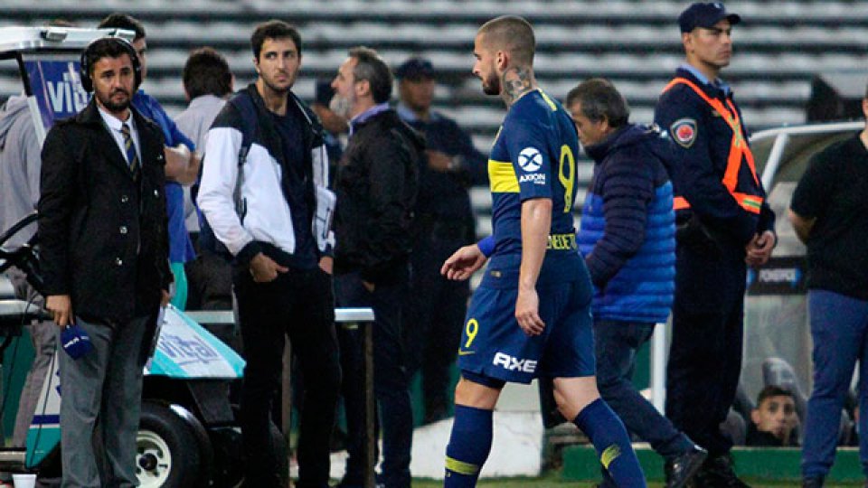 Darío Benedetto se lesionó y apenas pudo jugar 12 minutos contra Gimnasia.