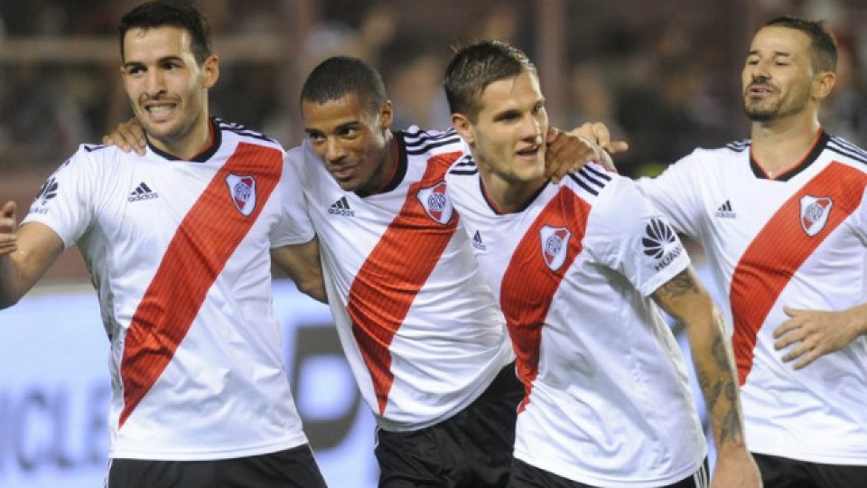 River sumó una nueva victoria y quedó a tres puntos del líder Racing.