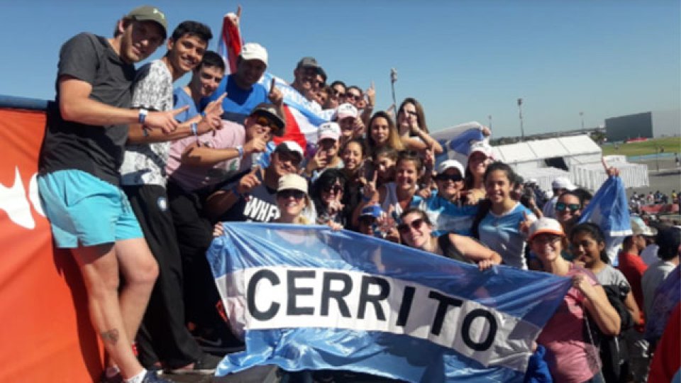 Los amigos de Sasia acompañando al campeón olímpico nacido en Cerrito.