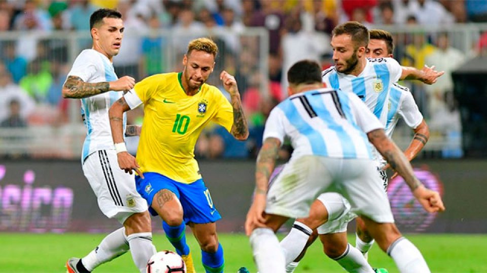 En el segundo minuto de descuento, Argentina se descuidó y perdió ante Brasil.
