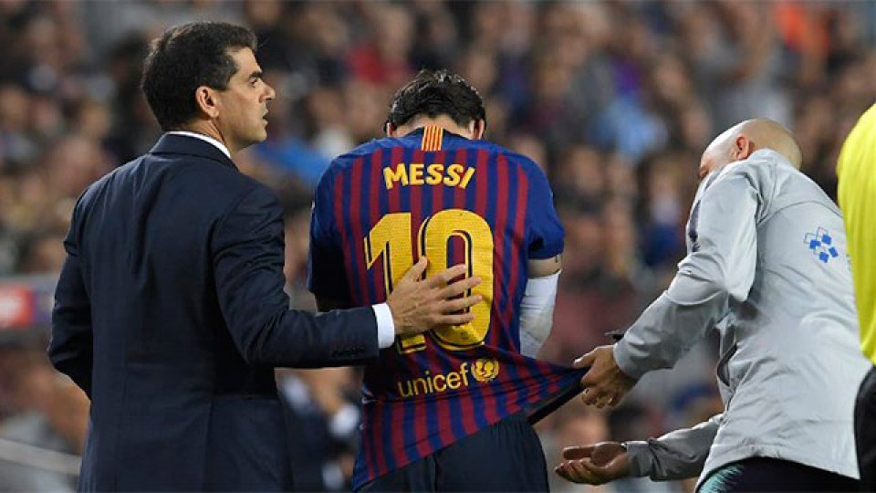 Messi sufrió una fractura de radio en su brazo derecho.