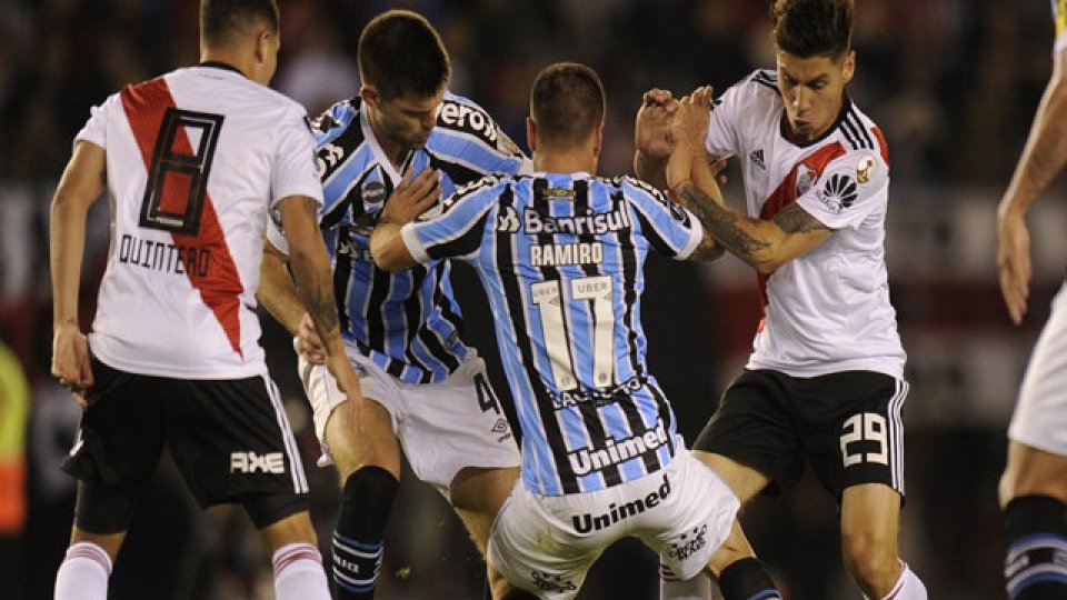 River no pudo ante un duro rival y deberá ganar en la vuelta en Porto Alegre.