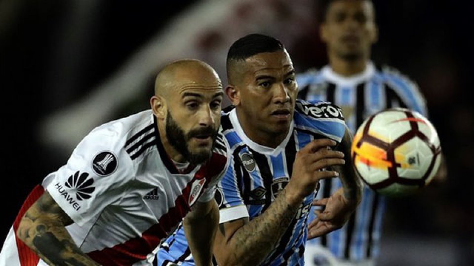 River no pudo ante un duro rival y deberá ganar en la vuelta en Porto Alegre.