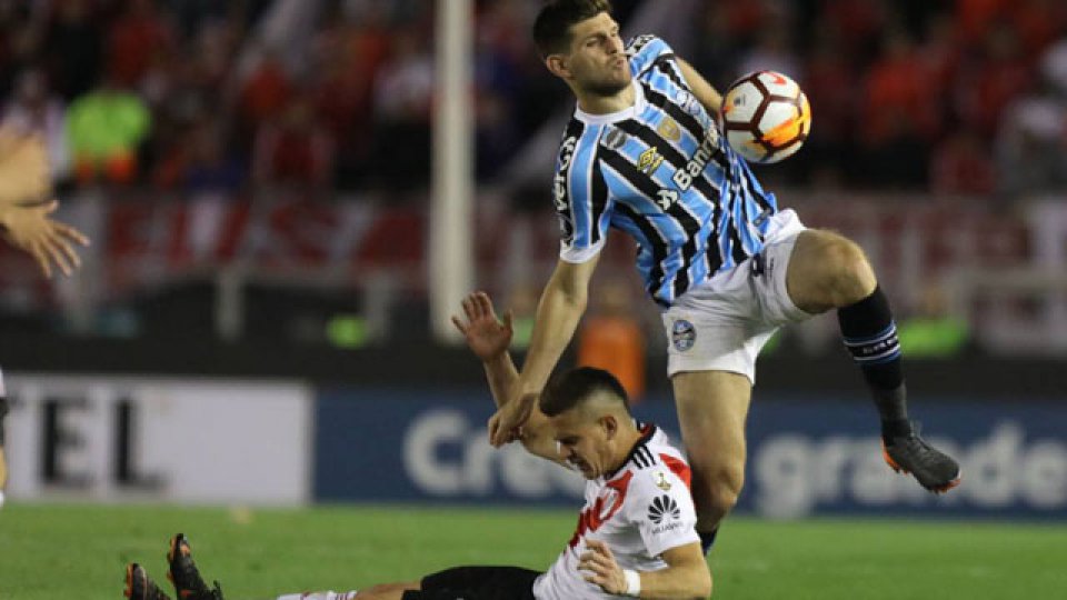 "Tenemos que dar todo por ésta camiseta", manifestó el zaguero entrerriano.