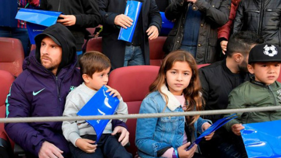 Lionel, junto a Thiago, en el Camp Nou para presenciar la goleada del Barsa.