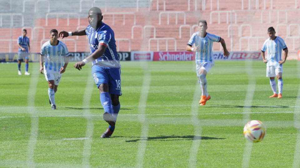 El Tomba ganó por la mínima y quedó a tres unidades de la cima de la tabla.