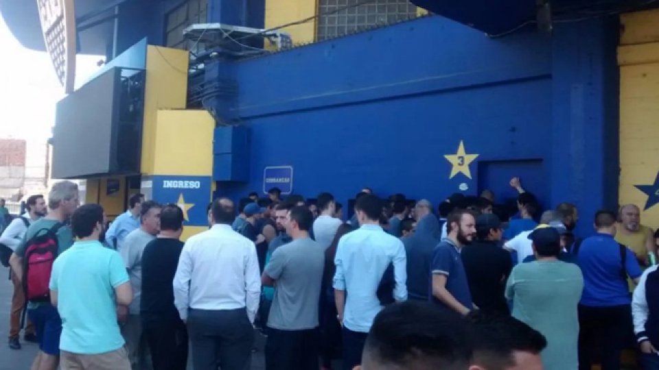 Muchos fanáticos xeneizes no pudieron comprar su ticket. Muchos fanáticos xeneizes no pudieron comprar su ticket.