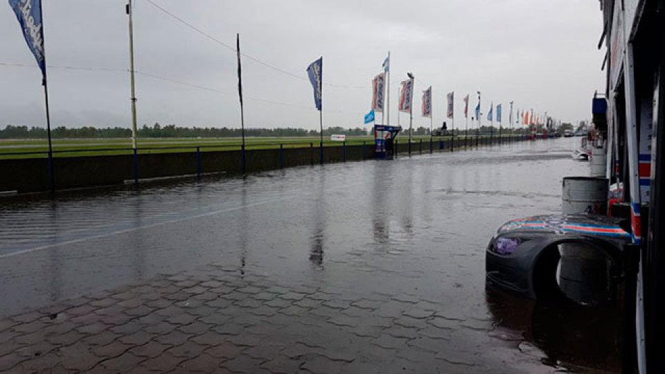 La lluvia complicó la actividad del Top Race en La Plata.