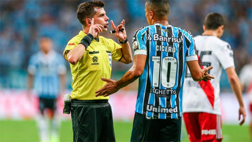 El uruguayo actuó en Porto Alegre y cobró la mano de Bressan.
