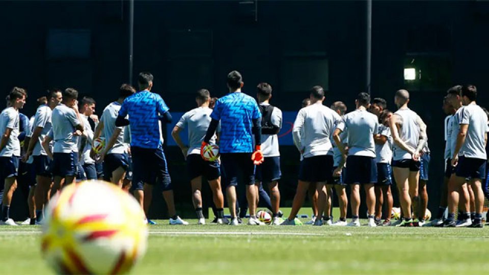 Los jugadores y cuerpo técnico de Boca participaron de una charla motivacional.