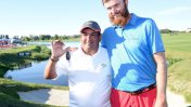 Gran gesto de un golfista norteamericano con su caddie argentino