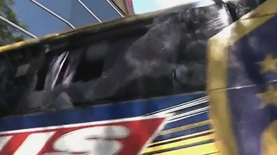 El micro de Boca con los vidrios rotos en su llegada al estadio.