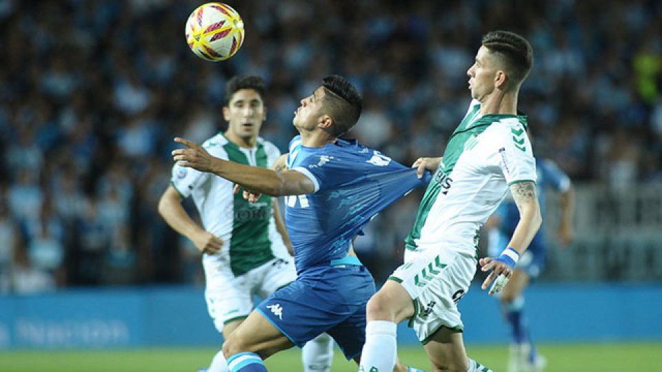 Racing igualó con Banfield y no pudo estirar la diferencia en la cima. Racing igualó con Banfield y no pudo estirar la diferencia en la cima.