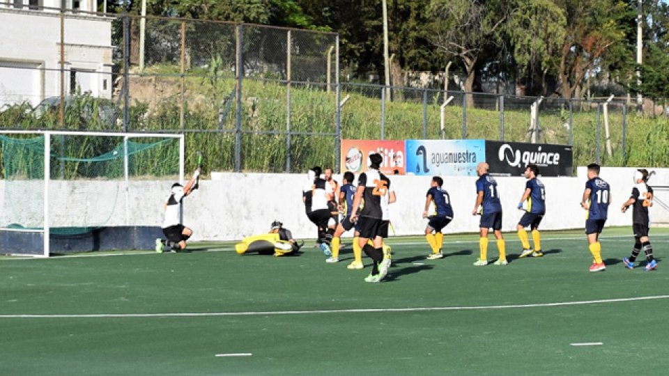 El Albinegro no pudo ante el Tiburón y quedó en el segundo lugar.