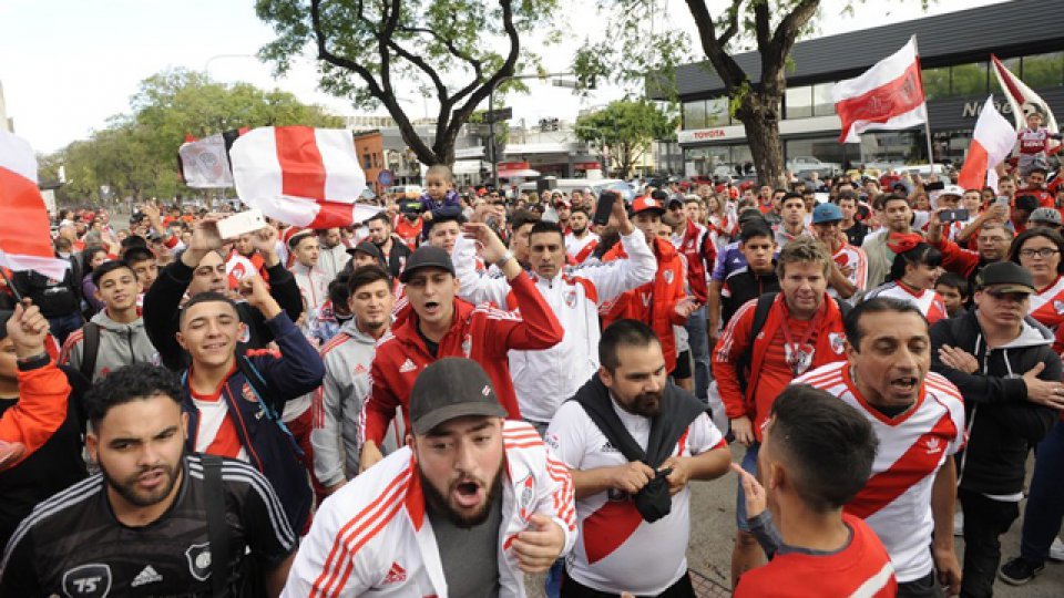 Los hinchas de River se manifestaron en repudio tras perder la localía.