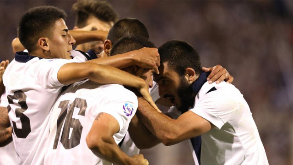 Velez está clasificando a la Sudamericana y sueña con entrar a la Libertadores. Velez está clasificando a la Sudamericana y sueña con entrar a la Libertadores.