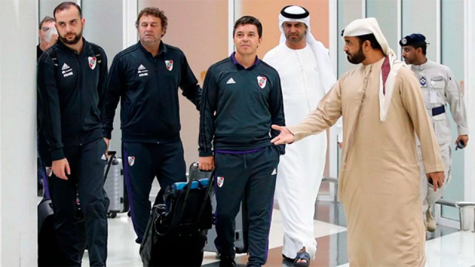 Gallardo y su cuerpo técnico, en el aeropuerto de Abu Dhabi.