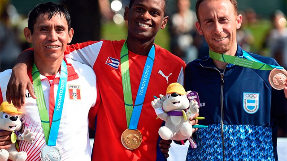 Atleta argentino que logró una histórica medalla vende bonos para poder correr.