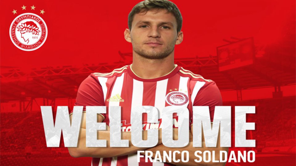 Soldano posa con la casaca del Olympiacos de Grecia, su nuevo club.