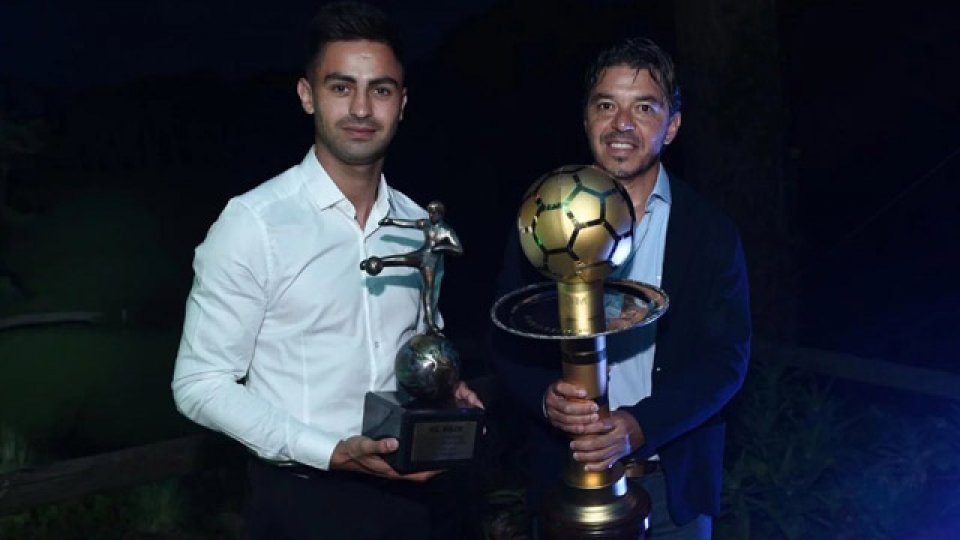 Gallardo y Martínez con sus premios en Uruguay. Gallardo y Martínez con sus premios en Uruguay.