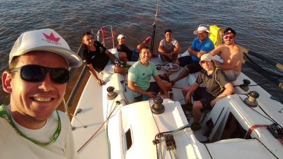 Los ocho tripulantes paranaenses del Halcón III que viajará a Uruguay.