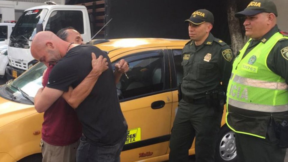 El Gallego Mendéz agradece al chófer del taxi el enorme gesto.