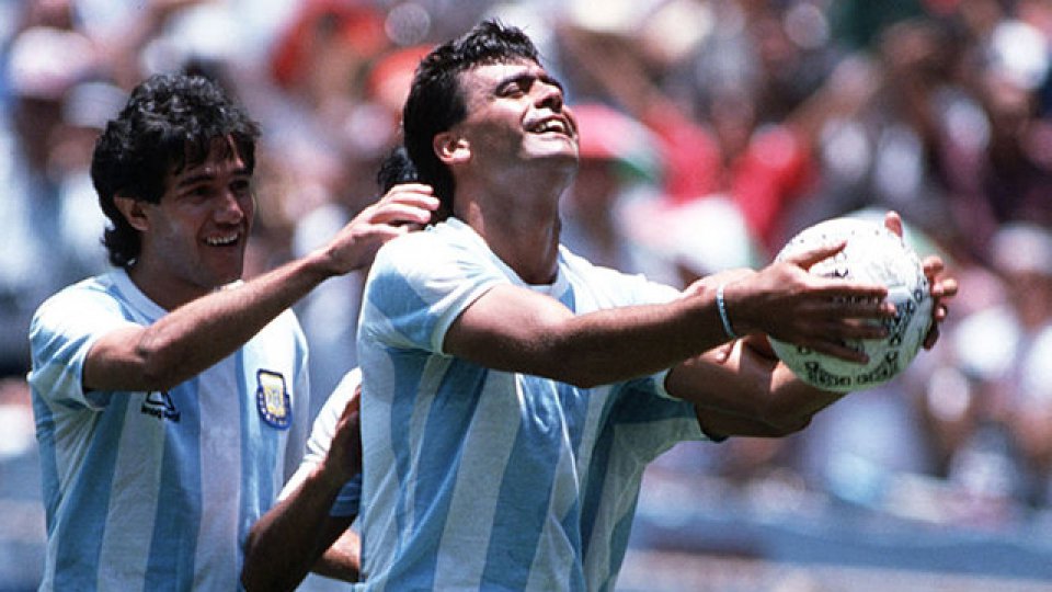 El Tata junto al entrerriano Burruchaga, compañeros y campeones en 1986.
