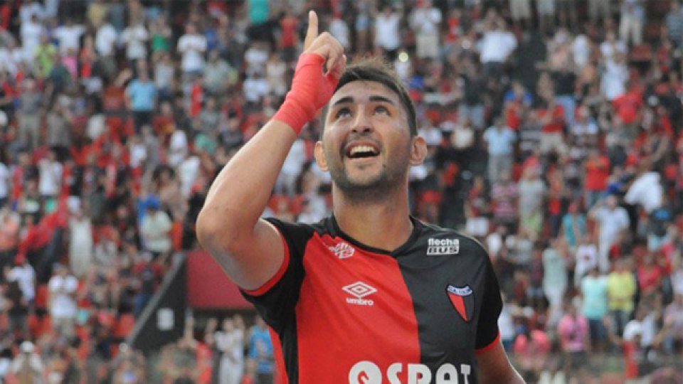 Sporting de Lisboa cedió a Ruiz al Tiburón, a préstamo por doce meses. Sporting de Lisboa cedió a Ruiz al Tiburón, a préstamo por doce meses.