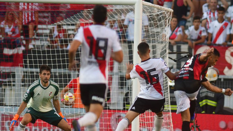 El Patrón lleva 4 triunfos y 1 derrota en el historial ante River en Primera.